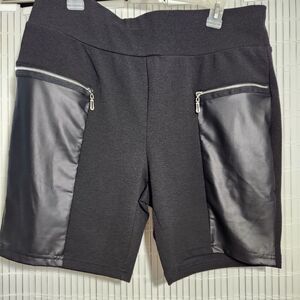 Emery Rose Shorts For Women Size 1XL Color Black Stretch With zippers Details B9